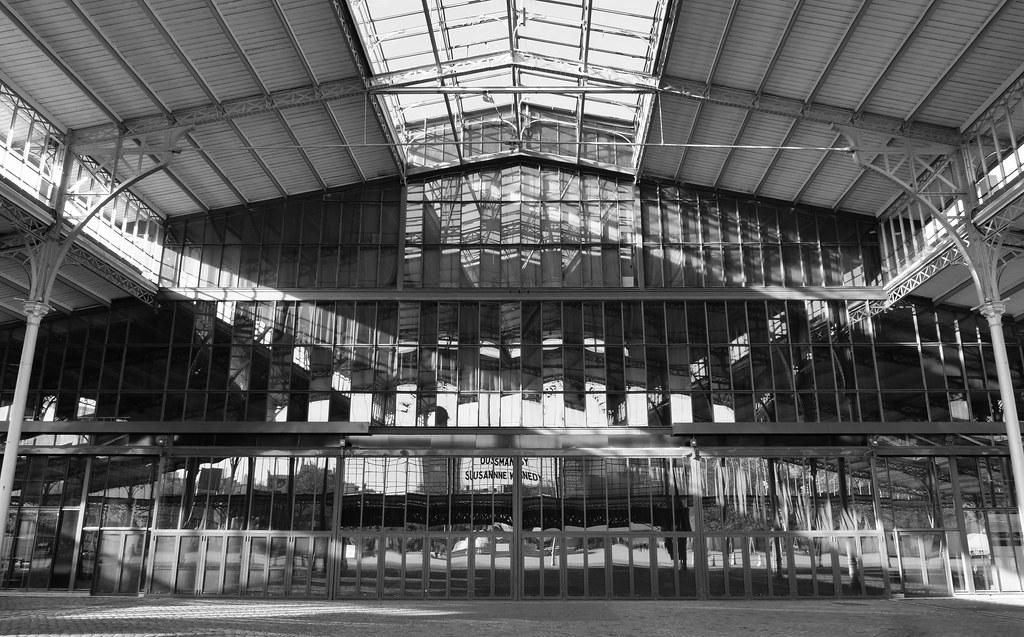Le soleil transperce les baies de la Grande Halle de la Villette