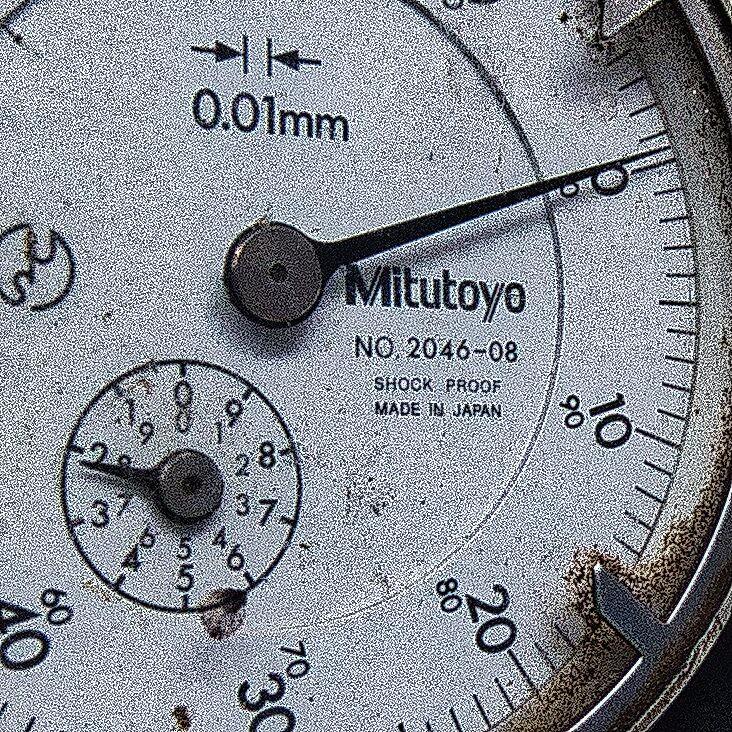 Comparateur à cadran. Précision : 1/100è de mm