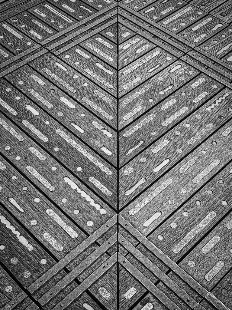 Dalles de bois, cheminement autour de la BNF