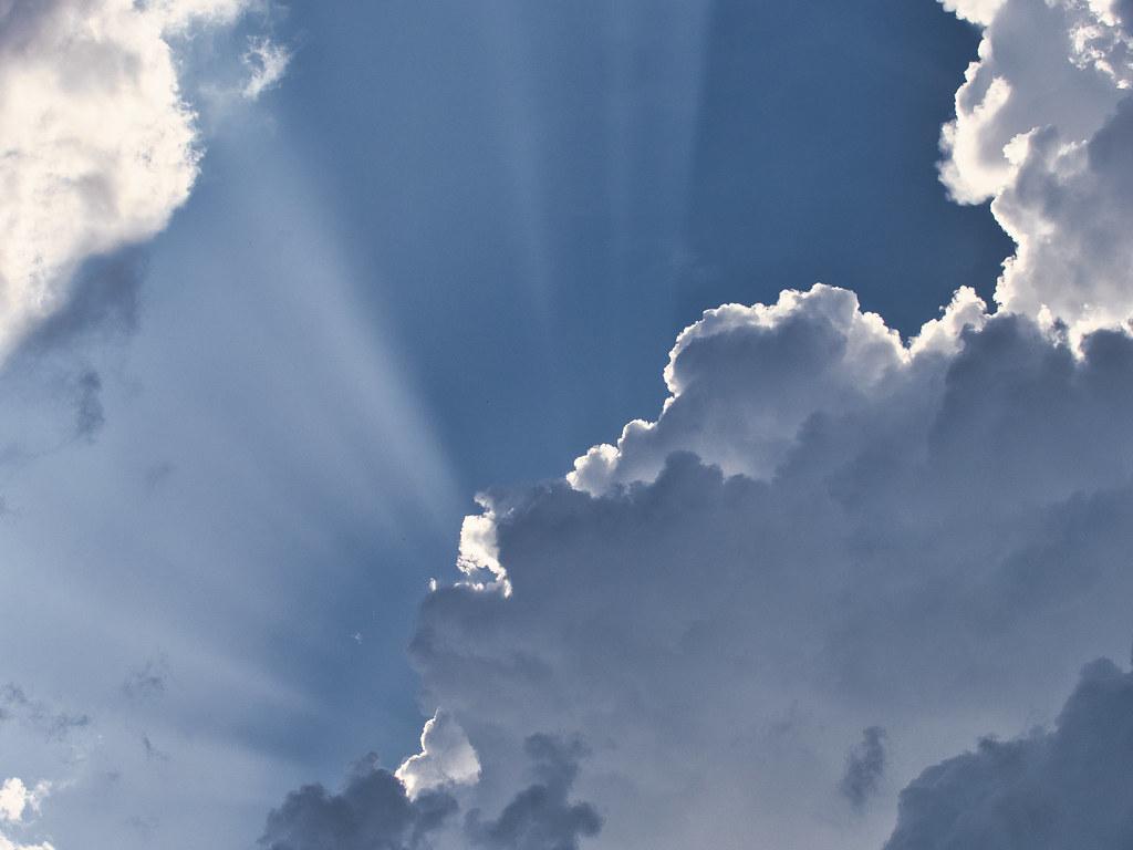 Soleil et nuages, avant l'orage.